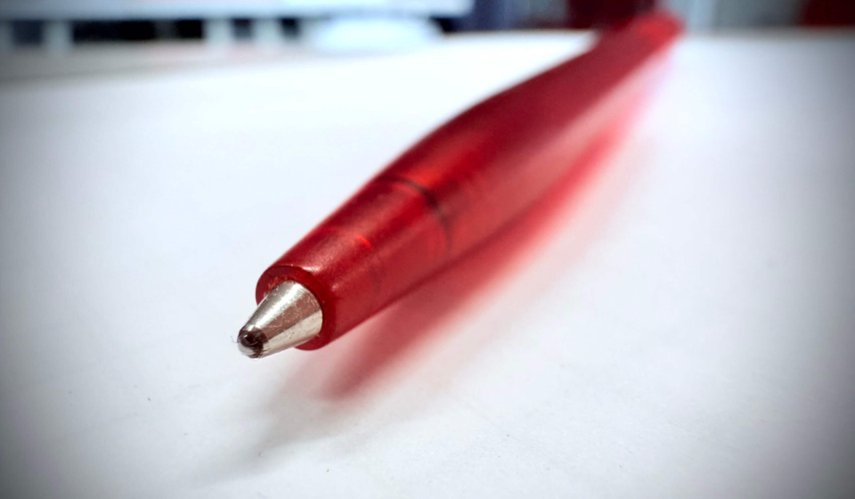 Stift-schreiben-papier--scaled